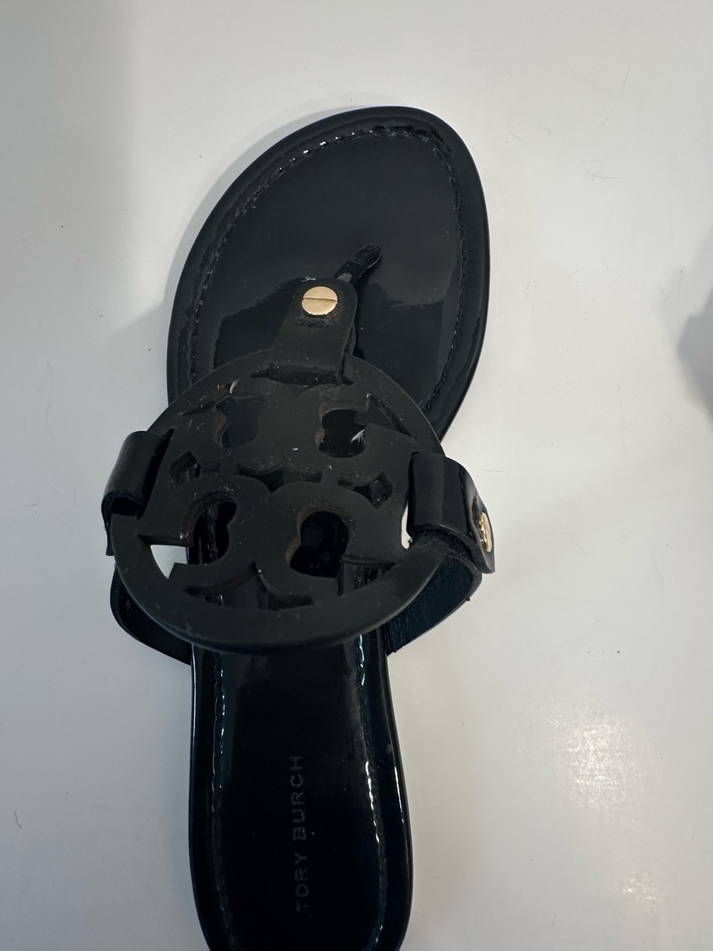 Tory Burch Black Patent Logo Medallion Thong Sandals - Picture 4 of 10